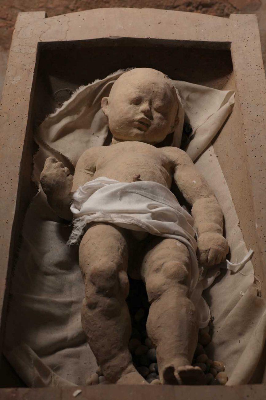 Bambino nella culla terracotta patinata-legno-stoffa cm 37x80x23 - 2003